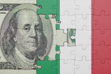 İtalya 'nın renkli ulusal bayrağı ve ABD doları para kavramının bulmacası.