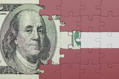 Letonya 'nın renkli ulusal bayrağı ve ABD doları para .finans kavramının bulmacası