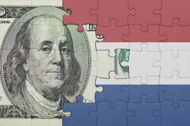 Hollanda 'nın renkli ulusal bayrağı ve ABD doları para kavramının bulmacası.
