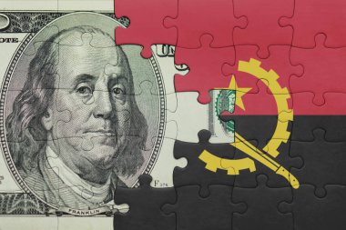 Angola 'nın renkli ulusal bayrağı ve Amerikan doları para .finans konseptiyle bulmaca