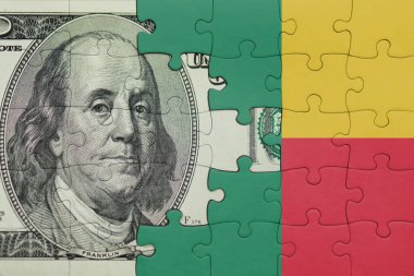Benin 'in renkli ulusal bayrağı ve ABD doları para .finans konseptiyle bulmaca