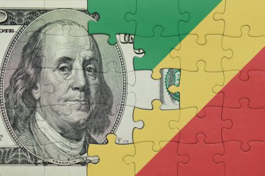 Kongo Cumhuriyeti 'nin renkli ulusal bayrağı ve ABD dolarının para kavramının bulmacası.