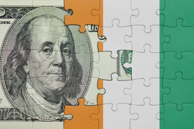 Fildişi kıyılarının renkli ulusal bayrağı ve Amerikan doları para kavramının bulmacası.