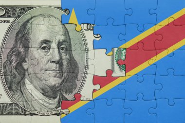 Demokratik Kongo Cumhuriyeti 'nin renkli ulusal bayrağı ve ABD dolarının para kavramının bulmacası.