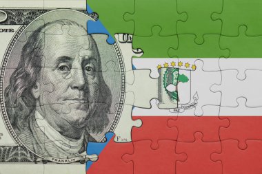 Ekvator Ginesi 'nin renkli ulusal bayrağı ve ABD Doları para bulmacası. Finans kavramı.