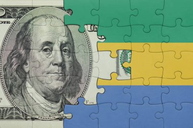 Gabon 'un renkli ulusal bayrağı ve Amerikan doları para kavramının bulmacası.