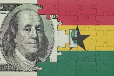 Gana 'nın renkli ulusal bayrağı ve Amerikan doları para .finans kavramının bulmacası