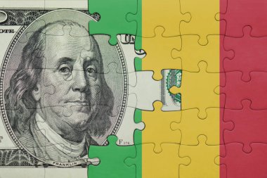 Mali 'nin renkli ulusal bayrağı ve Amerikan doları para .finans konseptiyle bulmaca