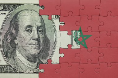 Fas 'ın renkli ulusal bayrağı ve Amerikan doları para kavramının bulmacası.