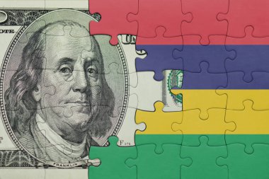 Mauritius 'un renkli ulusal bayrağı ve Amerikan doları para kavramının bulmacası.