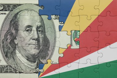Seyşeller 'in renkli ulusal bayrağı ve Amerikan doları para kavramının bulmacası.