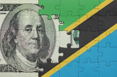 Tanzanya 'nın renkli ulusal bayrağı ve Amerikan doları para kavramının bulmacası.