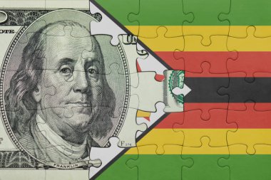 Zimbabwe 'nin renkli ulusal bayrağı ve Amerikan doları para kavramının bulmacası.