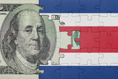 Costa Rica 'nın renkli ulusal bayrağı ve ABD doları para kavramının bulmacası.