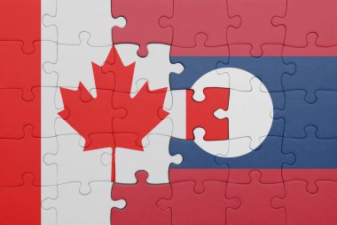 Laos 'un renkli ulusal bayrağı ve Kanada bayrağı ile bulmaca. konsept