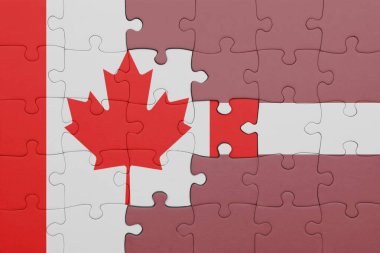 Letonya 'nın renkli ulusal bayrağı ve Kanada bayrağının bulmacası. konsept