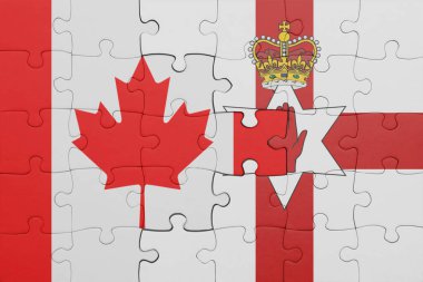 Kuzey İrlanda 'nın renkli ulusal bayrağı ve Kanada bayrağının bulmacası. konsept