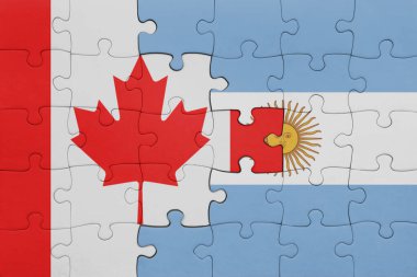 Arjantin 'in renkli ulusal bayrağı ve Kanada bayrağının bulmacası. konsept