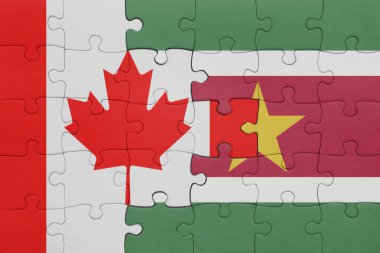 Surinam ve Kanada bayrağının renkli ulusal bayrağıyla bulmaca. konsept