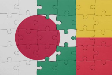 Benin 'in renkli ulusal bayrağı ve Japon bayrağı ile bulmaca. konsept