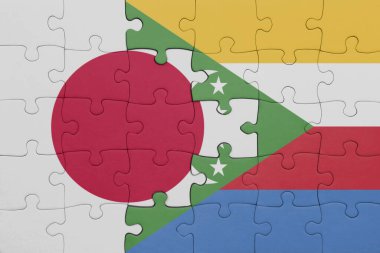 Komoroların renkli ulusal bayrağı ve Japon bayrağı ile bulmaca. konsept