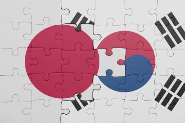 Güney Kore 'nin renkli ulusal bayrağı ve Japon bayrağıyla bulmaca. konsept