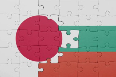 Japon bayrağı ve Bulgar bayrağının rengarenk ulusal bayrağıyla bulmaca. konsept