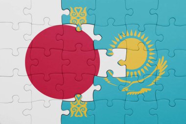 Kazakistan 'ın renkli ulusal bayrağı ve Japon bayrağı ile bulmaca. konsept