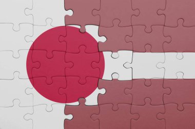 Letonya 'nın renkli ulusal bayrağı ve Japon bayrağıyla bulmaca. konsept