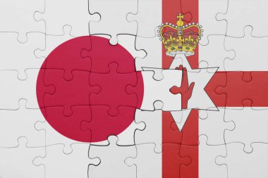 Kuzey İrlanda 'nın renkli ulusal bayrağı ve Japon bayrağıyla bulmaca. konsept