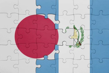 Guatemala 'nın renkli ulusal bayrağı ve Japon bayrağı ile bulmaca. konsept