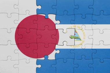 Nikaragua 'nın renkli ulusal bayrağı ve Japon bayrağının bulmacası. konsept