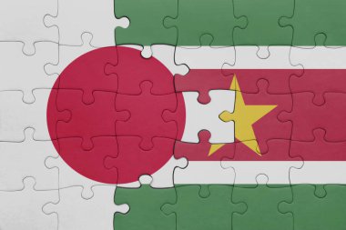 Surinam ve Japonya bayrağının renkli ulusal bayrağıyla bulmaca. konsept