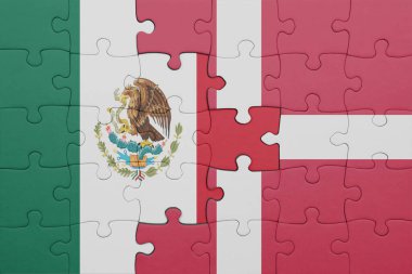 Danimarka bayrağı ve Meksika bayrağının rengarenk yapbozu. konsept
