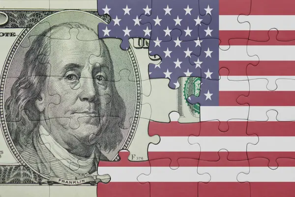 Amerika Birleşik Devletleri 'nin renkli ulusal bayrağı ve ABD doları para .finans kavramının bulmacası