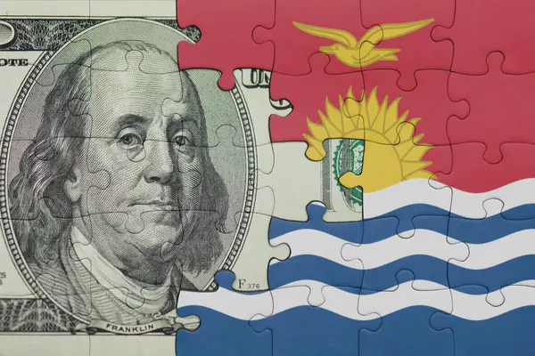 Kiribati 'nin renkli ulusal bayrağı ve Amerikan doları para kavramının bulmacası.