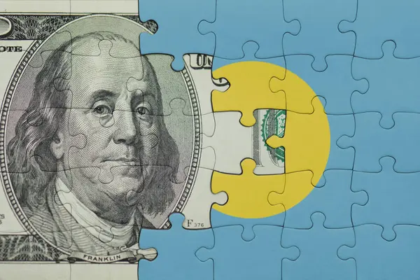 Palau 'nun renkli ulusal bayrağı ve ABD doları para kavramının bulmacası.