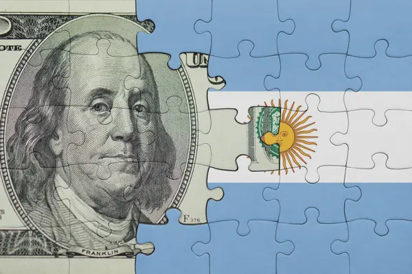 Arjantin 'in renkli ulusal bayrağı ve ABD doları para kavramının bulmacası.