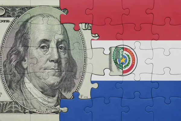 Paraguay 'ın renkli ulusal bayrağı ve Amerikan doları para kavramının bulmacası.