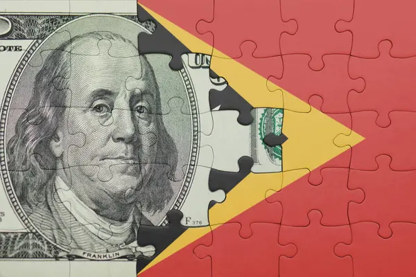 Doğu Timor 'un renkli ulusal bayrağı ve Amerikan doları para kavramının bulmacası.