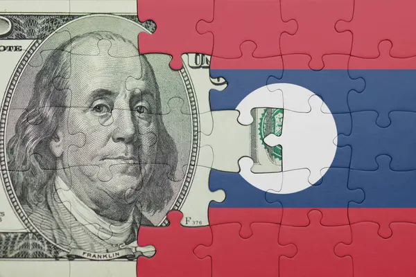 Laos 'un renkli ulusal bayrağı ve ABD doları para .finans kavramının bulmacası