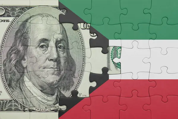 Kuveyt 'in renkli ulusal bayrağı ve Amerikan doları para .finans kavramının bulmacası