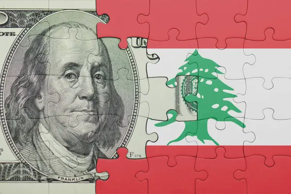 Lübnan 'ın renkli ulusal bayrağı ve Amerikan doları para kavramının bulmacası.