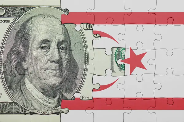 Kuzey Kıbrıs 'ın renkli ulusal bayrağı ve Amerikan doları para kavramının bulmacası.