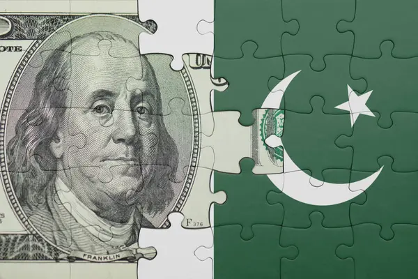 Pakistan 'ın renkli ulusal bayrağı ve ABD doları para .finans kavramının bulmacası