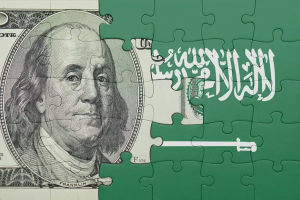 Suudi Arabistan 'ın renkli ulusal bayrağı ve Amerikan doları para kavramının bulmacası.