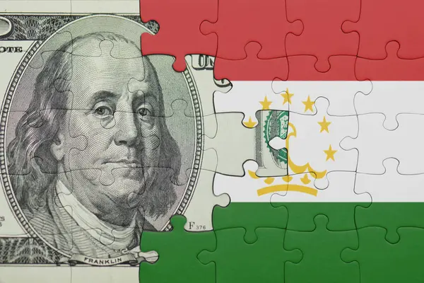 Tacikistan 'ın renkli ulusal bayrağı ve Amerikan doları para kavramının bulmacası.
