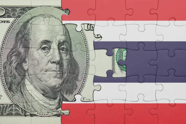 Tayland 'ın renkli ulusal bayrağı ve Amerikan doları para kavramının bulmacası.