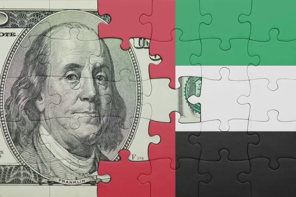 Birleşik Arap Emirlikleri 'nin renkli ulusal bayrağı ve ABD doları para .finans kavramının bulmacası