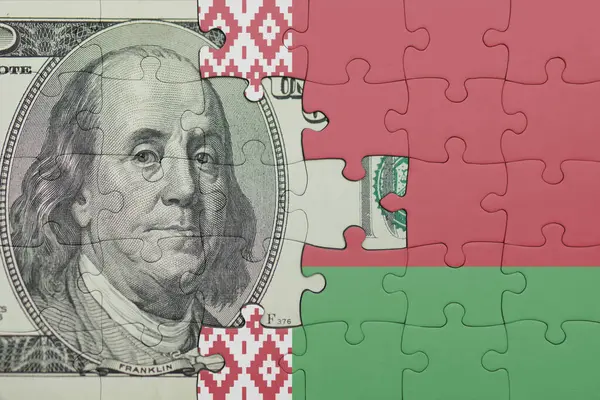 Beyaz Rusya 'nın renkli ulusal bayrağı ve Amerikan doları para kavramının bulmacası.